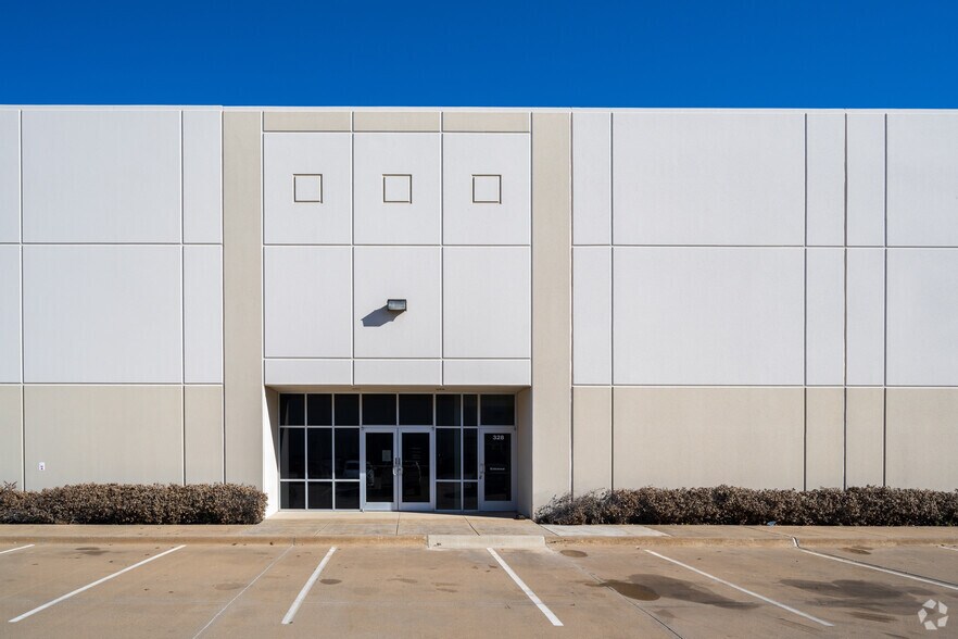 More Photos Of 800 Railhead Rd, Fort Worth Warehouse For Lease
