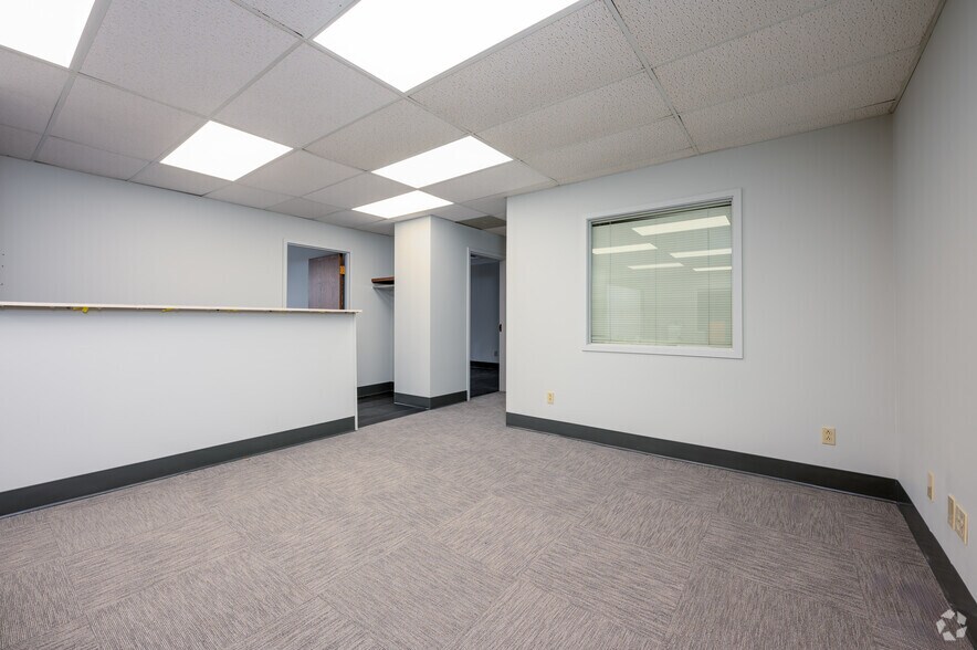 More Photos Of 1106 Meridian St, Anderson Office For Lease