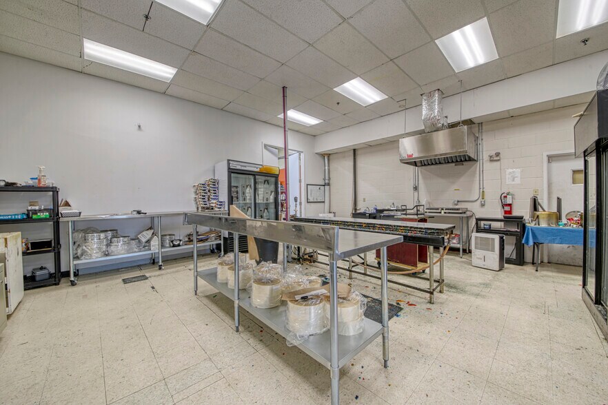 More Photos Of 1265-1325 Rue Industrielle, La Prairie Warehouse For Lease