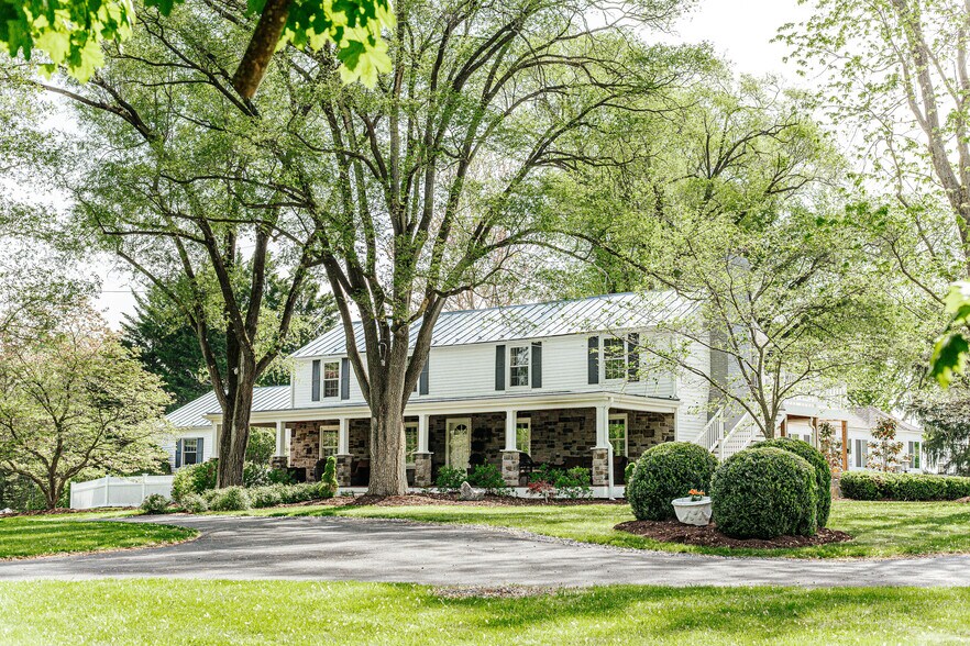 More Photos Of 1329 Commerce Rd, Staunton Hotel For Sale