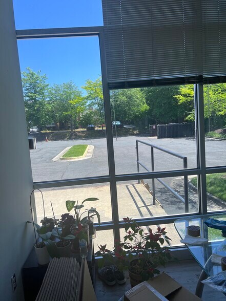 More Photos Of 45305 Catalina Ct, Sterling Showroom For Lease