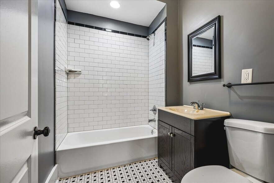 More Photos Of 2151 Monroe Ave, Memphis Office Residential For Sale