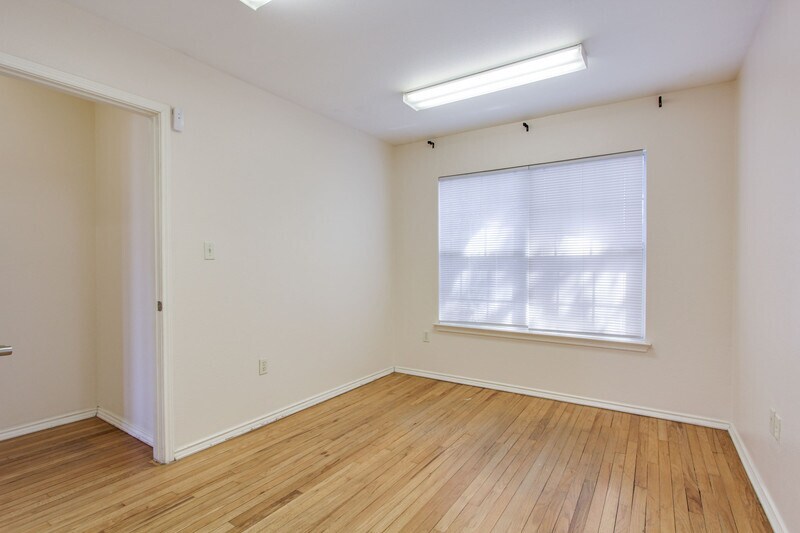 More Photos Of 1712 N Interstate 35, San Marcos Office For Sale