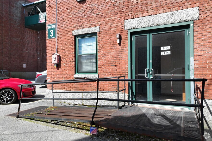 More Photos Of 119R Foster St, Peabody Light Manufacturing For Lease