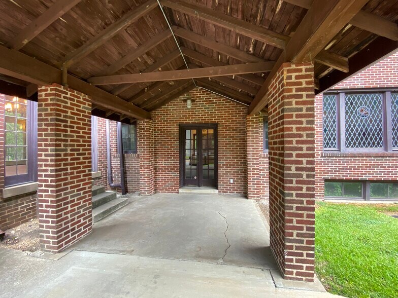 More Photos Of 219 N Broadway St, Tupelo General Retail For Lease