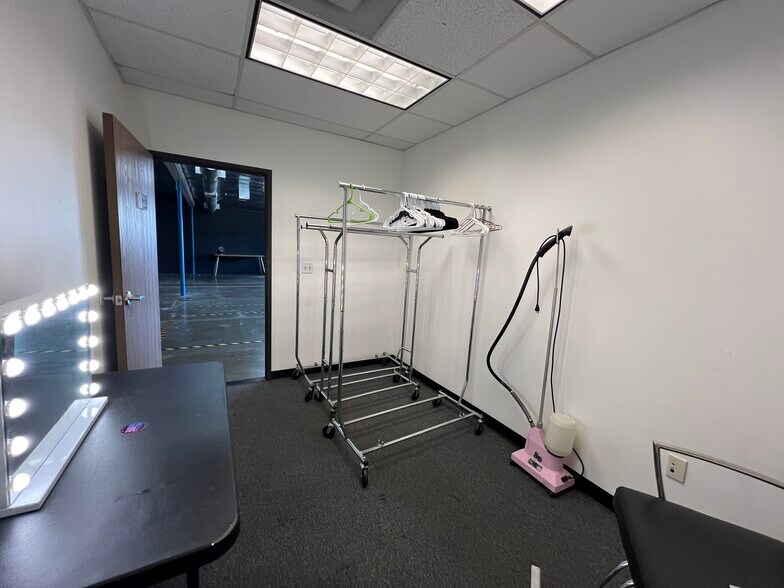 More Photos Of 315 S Flower St, Burbank Warehouse For Lease