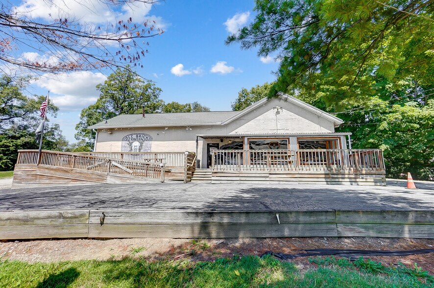 More Photos Of 3475 Mechanicsburg Rd, Springfield Bar For Sale