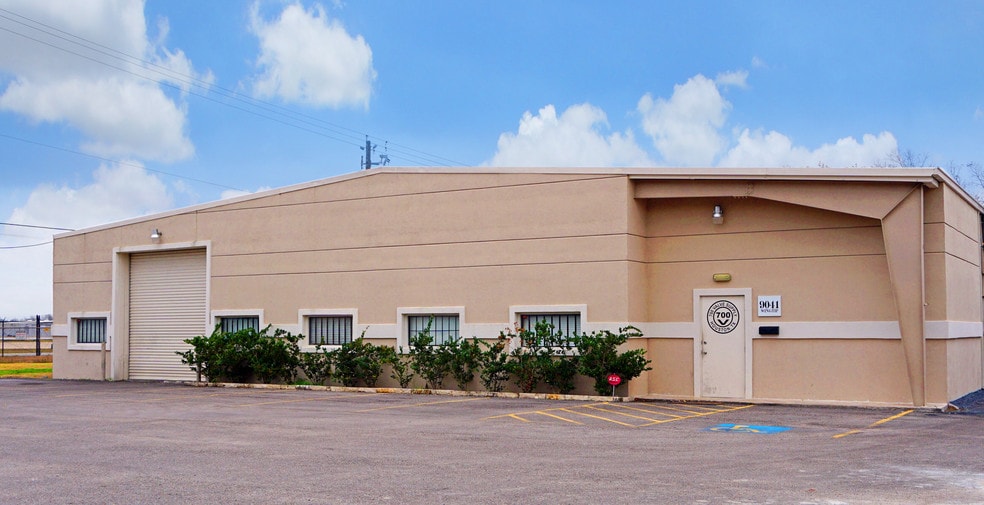 More Photos Of 9041 Wingtip Dr, Houston Warehouse For Lease