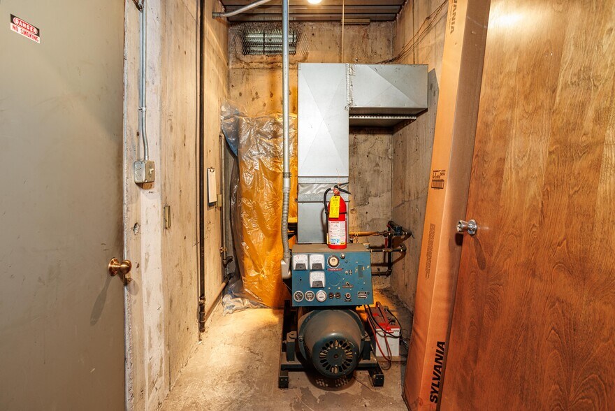 More Photos Of 835 SE 17th Ave, Portland Office For Sale