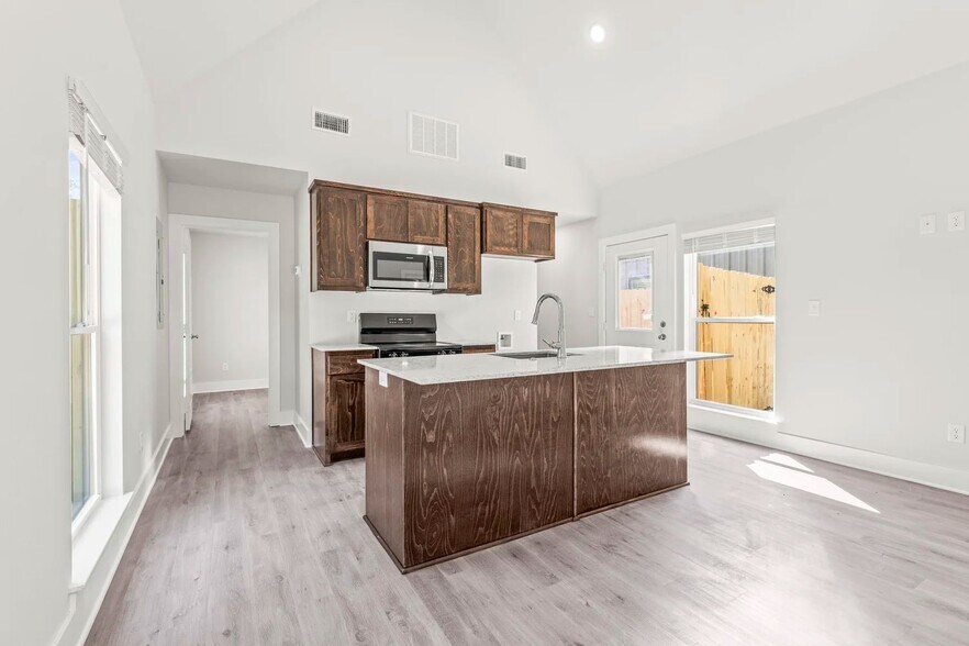 More Photos Of 20048 County Road 4118 Rd, Lindale Apartments For Sale