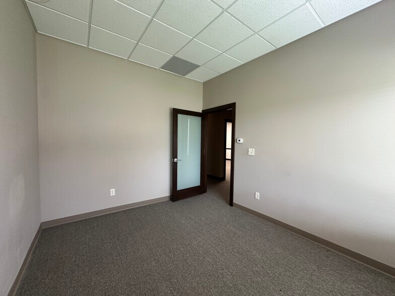 More Photos Of 673 Westbury Dr, Iowa City Storefront Retail Office For Sale