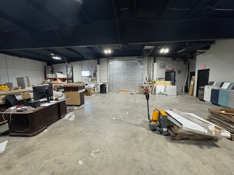 More Photos Of 2103 S 8th St, Rogers Warehouse For Sale