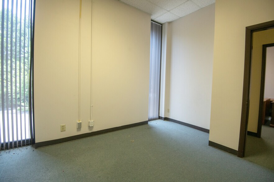 More Photos Of 1330 N Park St, Carrollton Medical For Sale