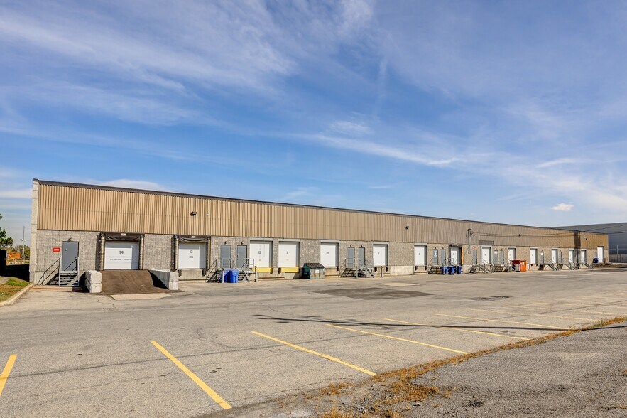 More Photos Of 3148-3178 Boul Industriel, Laval Flex For Lease