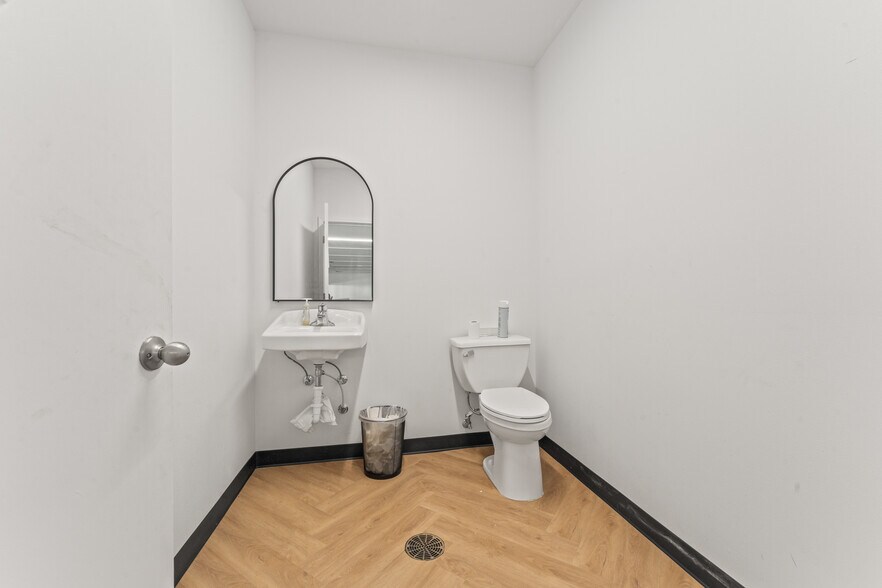 More Photos Of 8482 Perkins Rd, Baton Rouge General Retail For Lease