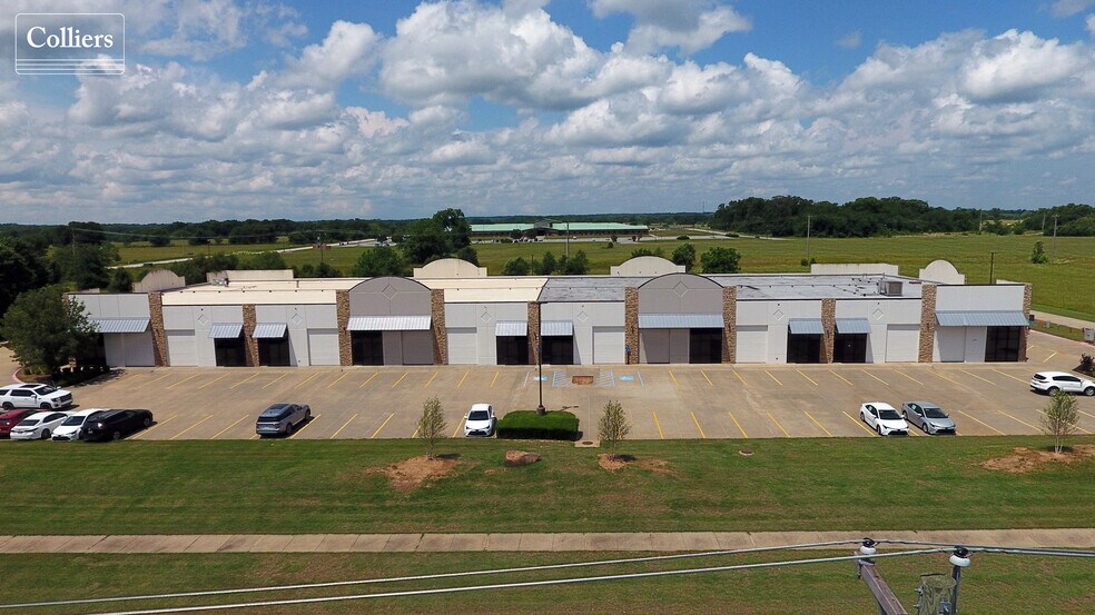More Photos Of 8200 SW Regional Airport Blvd, Bentonville Manufacturing For Lease