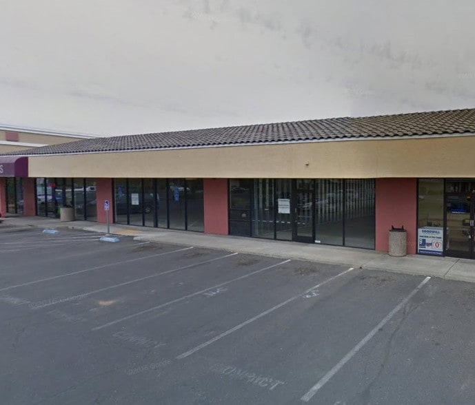 More Photos Of 2 W Court St, Woodland Freestanding For Lease