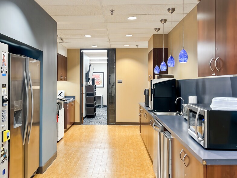 More Photos Of 707 Skokie Blvd, Northbrook Coworking Space