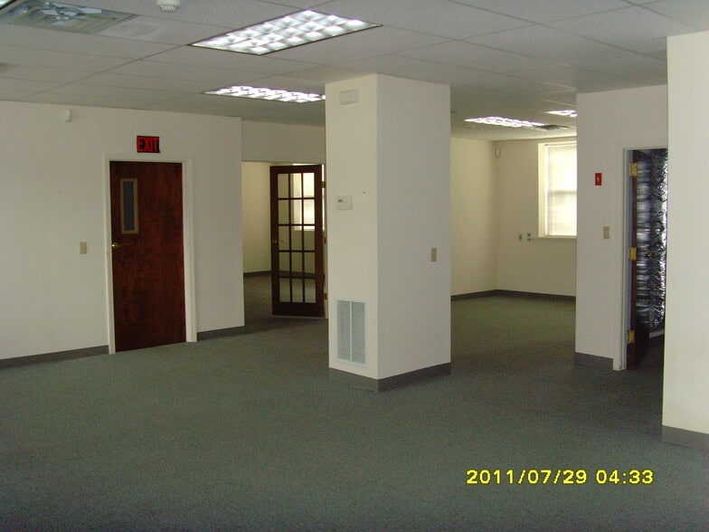 More Photos Of 33 Hull St, Shelton Distribution For Lease