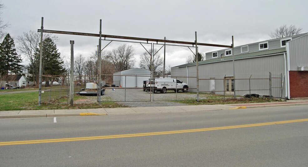 More Photos Of 230 South Main St, Lakeview Flex For Sale