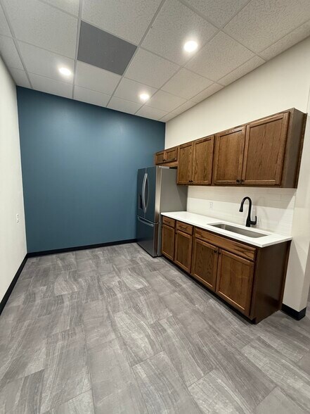 More Photos Of 203 N Main St, Weatherford Storefront Retail Office For Lease
