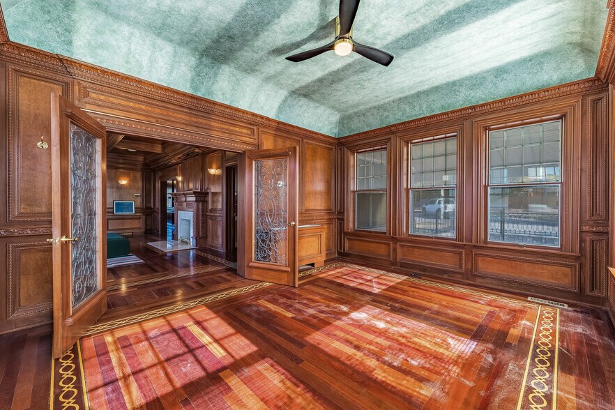 More Photos Of 324 N College Ave, Fayetteville Office For Sale