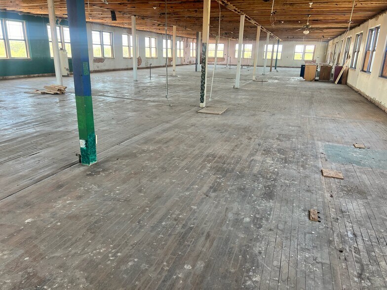 More Photos Of 1305 S 1st St, Abilene General Retail For Sale