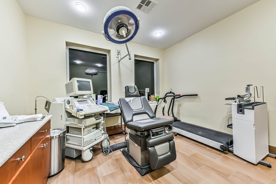 More Photos Of 1111 S Friendswood Dr, Friendswood Office For Lease