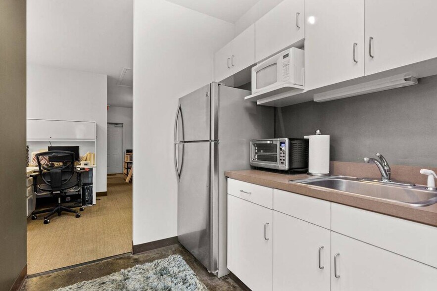 More Photos Of 400 Sugartree Ln, Franklin Office For Sale