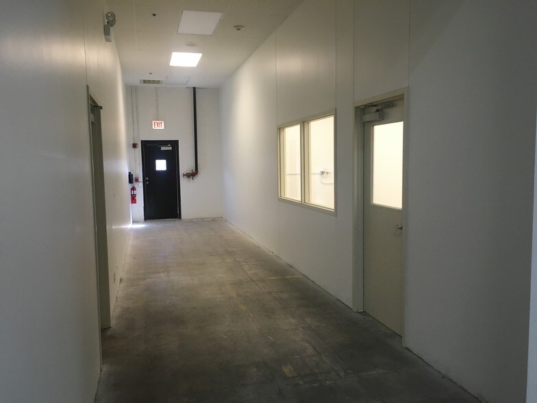 More Photos Of 1001 Entry Dr, Bensenville Warehouse For Lease