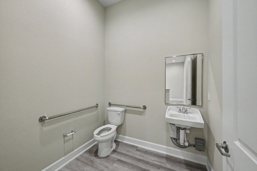 More Photos Of 625 Regal Row, Montgomery Medical For Lease