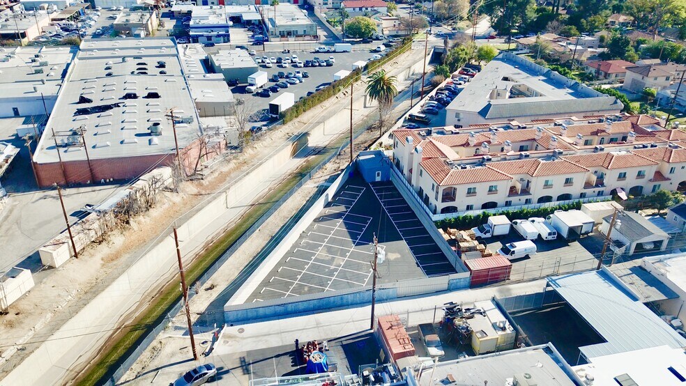 Primary Photo Of 418 S Lake St, Burbank Contractor Storage Yard For Sale
