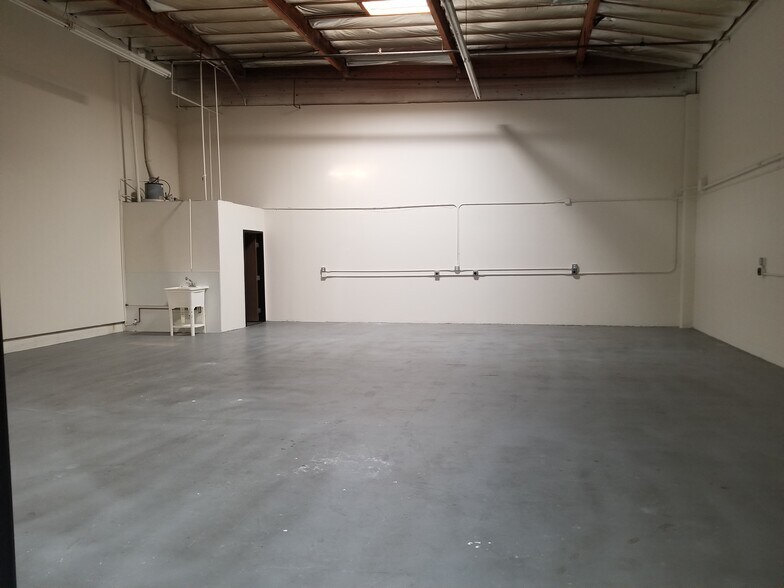 More Photos Of 1933 W 11th St, Upland Unknown For Lease