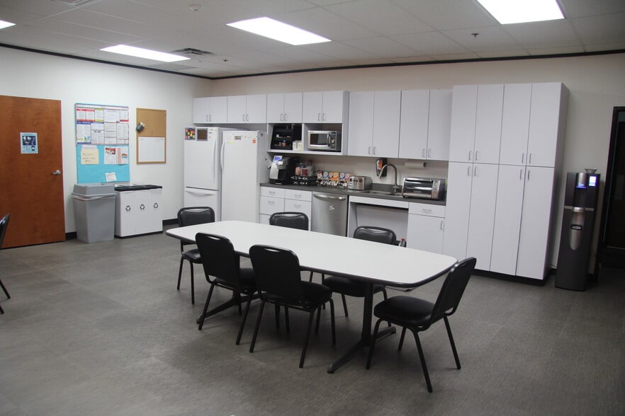 More Photos Of 9200 Waterford Centre Blvd, Austin Distribution For Lease