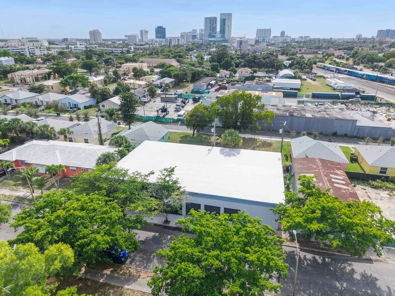 More Photos Of 530 17th St, West Palm Beach Light Distribution For Lease