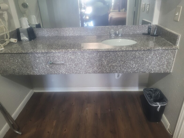 More Photos Of 9000 Airport Blvd, Houston Hotel For Sale