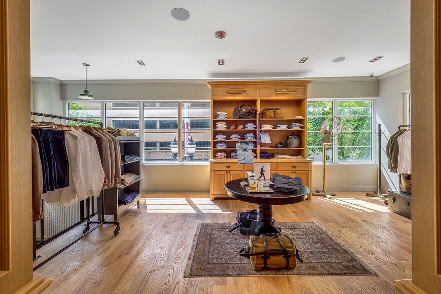 More Photos Of 223 SE 1st St, Miami Storefront Retail Office For Lease