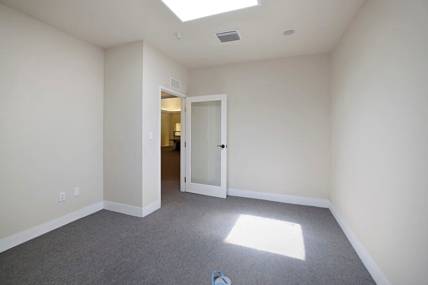 More Photos Of 155 8th St N, Saint Petersburg Office Residential For Lease