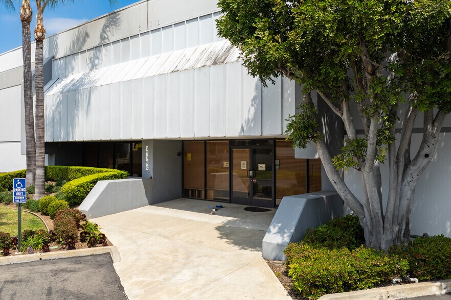 More Photos Of 17050-17100 S Margay Ave, Carson Warehouse For Lease