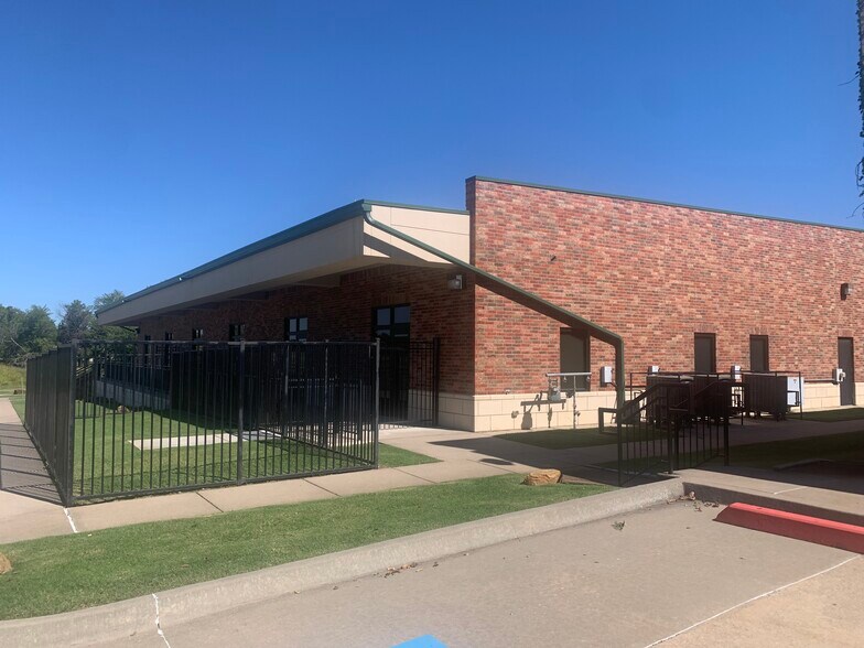 More Photos Of 1121 S Douglas Blvd, Oklahoma City Office For Lease