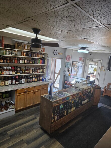 More Photos Of 707 E Broadway St, Brunswick General Retail For Sale