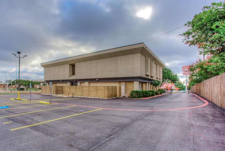 More Photos Of 6464 Brentwood Stair Rd, Fort Worth Office For Sale