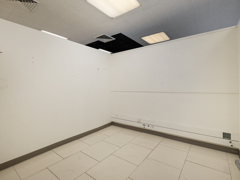 More Photos Of 320-330 E Manchester Blvd, Inglewood Bank For Lease