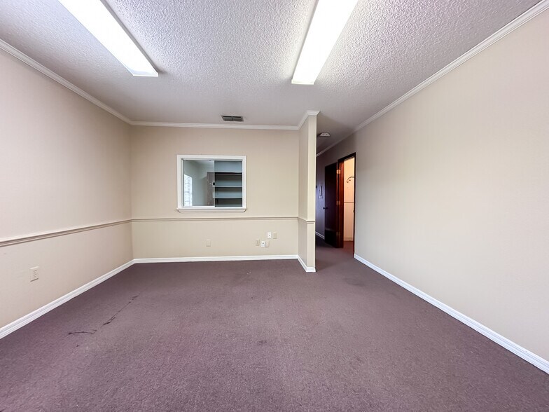 More Photos Of 2000 E Edgewood Dr, Lakeland Office For Lease