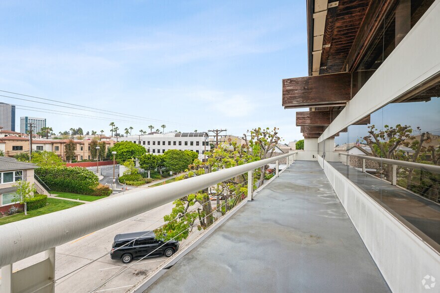 More Photos Of 4444 W Lakeside Dr, Burbank Loft Creative Space For Lease