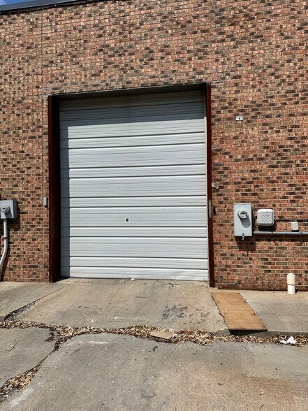 More Photos Of 42120 Garfield Rd, Clinton Township Freestanding For Lease