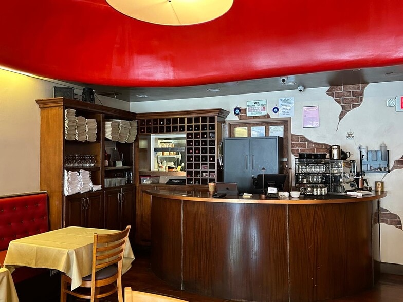 More Photos Of 324-326 S Beverly Dr, Beverly Hills Restaurant For Lease
