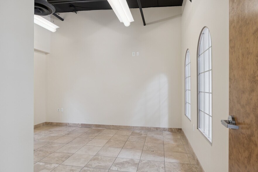 More Photos Of 9096 E Bahia Dr, Scottsdale Showroom For Lease