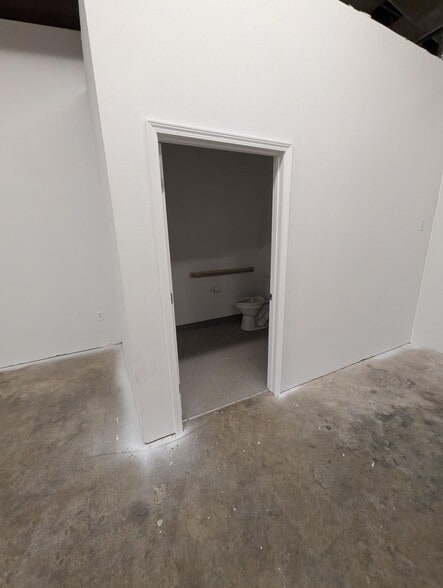 More Photos Of 4646 Parkmore Plaza Dr, Milton Self Storage For Lease