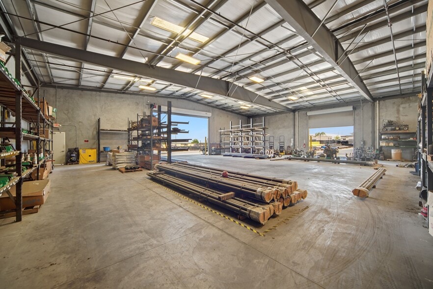 More Photos Of 19459 Flightpath Way, Bakersfield Warehouse For Lease